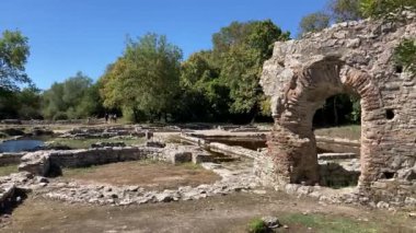 Butrint Ulusal Arkeoloji Parkı. Sarand yakınlarındaki Albana 'nın güneyindeki antik Roma şehri harabeleri. Mavi gökyüzüyle güneşli bir yaz günü. Eski Roma harabeleri, taşlar ve binalar.