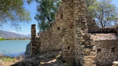 Butrint Ulusal Arkeoloji Parkı. Sarand yakınlarındaki Albana 'nın güneyindeki antik Roma şehri harabeleri. Mavi gökyüzüyle güneşli bir yaz günü. Eski Roma harabeleri, taşlar ve binalar.