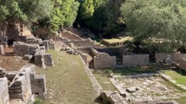 Butrint Ulusal Arkeoloji Parkı. Sarand yakınlarındaki Albana 'nın güneyindeki antik Roma şehri harabeleri. Mavi gökyüzüyle güneşli bir yaz günü. Eski Roma harabeleri, taşlar ve binalar.