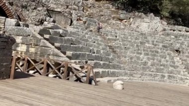 Butrint Ulusal Arkeoloji Parkı. Sarand yakınlarındaki Albana 'nın güneyindeki antik Roma şehri harabeleri. Mavi gökyüzüyle güneşli bir yaz günü. Eski Roma harabeleri, taşlar ve binalar.