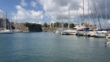 Korfu sokağı ve binalar. Yunanistan 'ın Korfu kentindeki ünlü turistik tatil adası