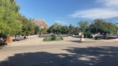 Korfu sokağı ve binalar. Yunanistan 'ın Korfu kentindeki ünlü turistik tatil adası