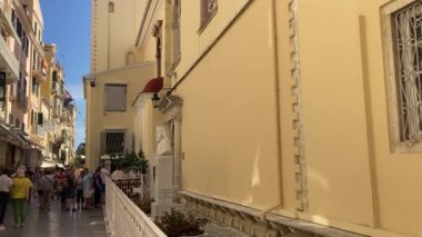 Korfu sokağı ve binalar. Yunanistan 'ın Korfu kentindeki ünlü turistik tatil adası