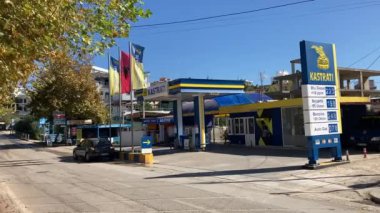 Arnavutluk 'un Ksamil kentinin manzarası. Ülkenin güneyindeki sahil kasabası. Arnavutluk 'ta Sarand yakınlarında şehir binaları ve sokak manzarası