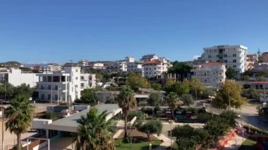 Arnavutluk 'un Ksamil kentinin manzarası. Ülkenin güneyindeki sahil kasabası. Arnavutluk 'ta Sarand yakınlarında şehir binaları ve sokak manzarası
