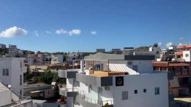 Arnavutluk 'un Ksamil kentinin manzarası. Ülkenin güneyindeki sahil kasabası. Arnavutluk 'ta Sarand yakınlarında şehir binaları ve sokak manzarası