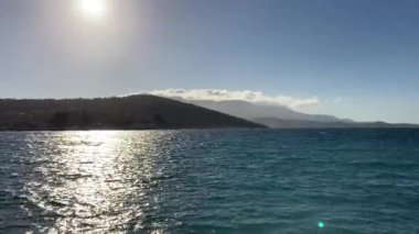 Arnavutluk 'un en güzel sahil kenti Ksamil. Lori Plajı, Bora Bora Plajı, Plazhi Ksamilit. Sakin ve güneşli bir yaz günü. Şaşırtıcı konum