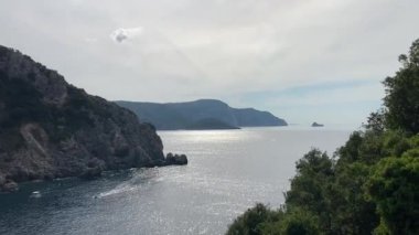 Yunanistan 'ın Korfu adasındaki Palaiokastritsa çevresindeki güzel sahil ve sahil manzaraları