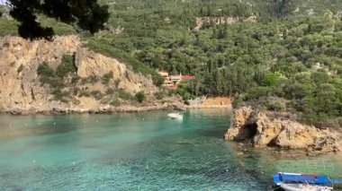 Yunanistan 'ın Korfu adasındaki Palaiokastritsa çevresindeki güzel sahil ve sahil manzaraları
