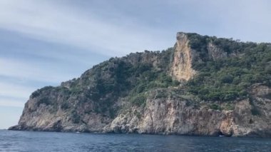 Yunanistan 'ın Korfu adasındaki Palaiokastritsa çevresindeki güzel sahil ve sahil manzaraları