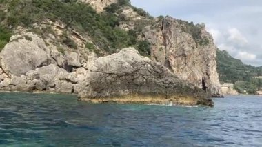 Yunanistan 'ın Korfu adasındaki Palaiokastritsa çevresindeki güzel sahil ve sahil manzaraları