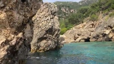 Yunanistan 'ın Korfu adasındaki Palaiokastritsa çevresindeki güzel sahil ve sahil manzaraları