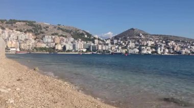 Arnavutluk: 3 Ocak 2025: Saranda plaj manzarası. Ülkenin güneyindeki sahil kenti. Arnavutluk şehir binaları ve sokak manzaralı Sarand