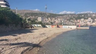 Arnavutluk: 3 Ocak 2025: Saranda plaj manzarası. Ülkenin güneyindeki sahil kenti. Arnavutluk şehir binaları ve sokak manzaralı Sarand