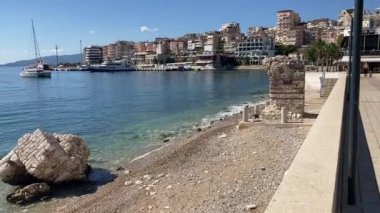 Arnavutluk: 3 Ocak 2025: Saranda plaj manzarası. Ülkenin güneyindeki sahil kenti. Arnavutluk şehir binaları ve sokak manzaralı Sarand