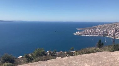 Arnavutluk: 3 Ocak 2025: Arnavutluk 'un Saranda kentinde dış sokak manzarası. Ülkenin güneyindeki sahil kenti. Sarand şehir binaları ve sokak manzarası