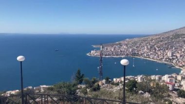 Arnavutluk: 3 Ocak 2025: Arnavutluk 'un Saranda kentinde dış sokak manzarası. Ülkenin güneyindeki sahil kenti. Sarand şehir binaları ve sokak manzarası