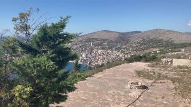 Arnavutluk: 3 Ocak 2025: Arnavutluk 'un Saranda kentinde dış sokak manzarası. Ülkenin güneyindeki sahil kenti. Sarand şehir binaları ve sokak manzarası