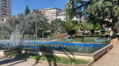 Özgürlük Parkı 'ndaki çeşme. Arnavutluk 'un Saranda kentindeki Central Park' ta. Sarand şehir binaları ve sokak manzarası