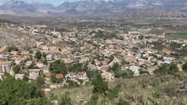 Arnavutluk: 3 Ocak 2025: Arnavutluk 'un Saranda kentinde dış sokak manzarası. Ülkenin güneyindeki sahil kenti. Sarand şehir binaları ve sokak manzarası