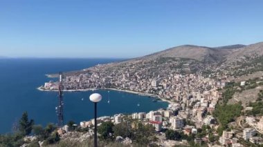 Arnavutluk: 3 Ocak 2025: Arnavutluk 'un Saranda kentinde dış sokak manzarası. Ülkenin güneyindeki sahil kenti. Sarand şehir binaları ve sokak manzarası