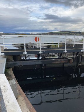 İskoçya: 7 Ocak 2025: Caledonian Kanalı 'nın sonundaki Gates' i kilitleyin, orada Clachnaharry, Inverness 'te Güzellik Firth ile buluşacak. İskoçya Dağları