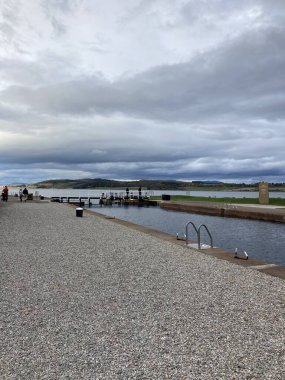 İskoçya: 7 Ocak 2025: Caledonian Kanalı 'nın sonundaki Gates' i kilitleyin, orada Clachnaharry, Inverness 'te Güzellik Firth ile buluşacak. İskoçya Dağları