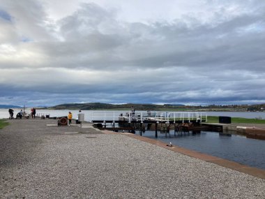İskoçya: 7 Ocak 2025: Caledonian Kanalı 'nın sonundaki Gates' i kilitleyin, orada Clachnaharry, Inverness 'te Güzellik Firth ile buluşacak. İskoçya Dağları