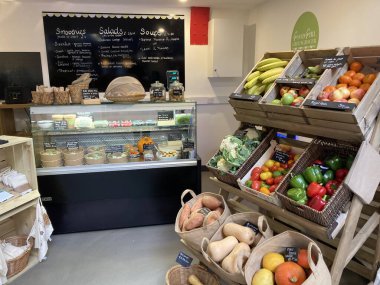 İskoçya: 7 Ocak 2025: İskoçya 'da küçük bir sebze dükkanının içi