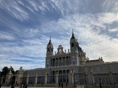 Madrid 'deki Santa Mara la Real de la Almudena Katedrali. Spains Capital City 'deki Katedral binası