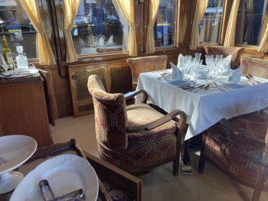 Madrid demiryolu müzesinde antika buhar lokomotifleri, tren vagonları, dizel ve elektrikli trenler sergileniyor..