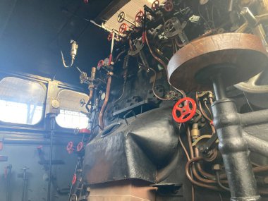 Madrid demiryolu müzesinde antika buhar lokomotifleri, tren vagonları, dizel ve elektrikli trenler sergileniyor..