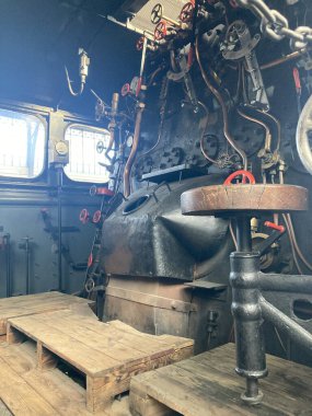 Madrid demiryolu müzesinde antika buhar lokomotifleri, tren vagonları, dizel ve elektrikli trenler sergileniyor..