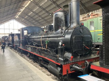 Madrid demiryolu müzesinde antika buhar lokomotifleri, tren vagonları, dizel ve elektrikli trenler sergileniyor..