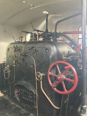 Madrid demiryolu müzesinde antika buhar lokomotifleri, tren vagonları, dizel ve elektrikli trenler sergileniyor..