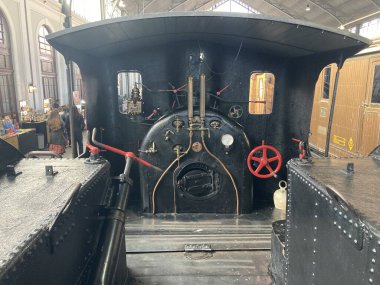Madrid demiryolu müzesinde antika buhar lokomotifleri, tren vagonları, dizel ve elektrikli trenler sergileniyor..
