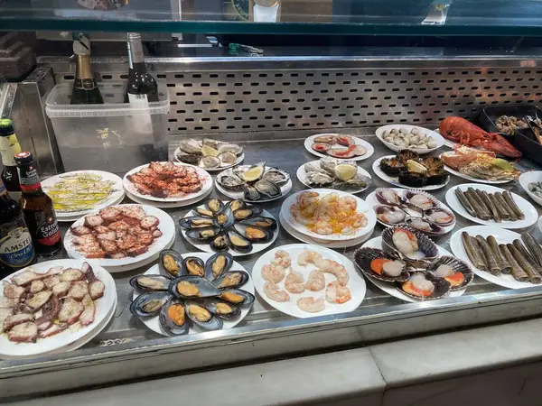 Marketteki taze deniz ürünlerini kapatın.