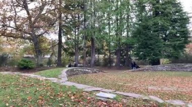 İskoçya, Inverness 'teki Ness Nehri' ndeki Ness Adası. İskoçya 'ya açılan kapı.