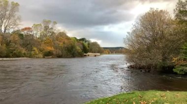 İskoçya, Inverness 'teki Ness Nehri' ndeki Ness Adası. İskoçya 'ya açılan kapı.