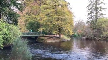 İskoçya, Inverness 'teki Ness Nehri' ndeki Ness Adası. İskoçya 'ya açılan kapı.