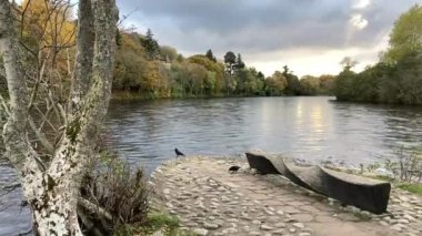 İskoçya, Inverness 'teki Ness Nehri' ndeki Ness Adası. İskoçya 'ya açılan kapı.