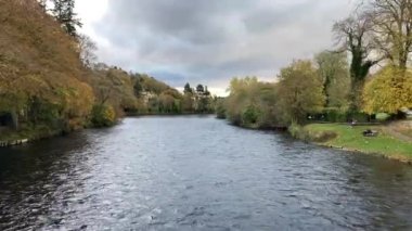 İskoçya, Inverness 'teki Ness Nehri' ndeki Ness Adası. İskoçya 'ya açılan kapı.