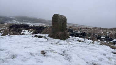Glen Vale, İskoçya 'daki kilise üç taş levhası. Üç kilisenin birleştiği noktayı işaretliyor.. 