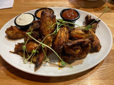 Baharatlı ve soslu kızarmış tavuk kanadı.