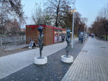 Sokaktaki anıt, taş ve metal heykel - Wrocaw, Polonya şehir merkezi binası