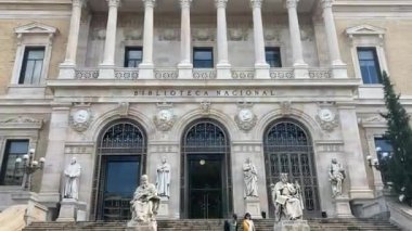 Sokak manzarası Madrid, İspanya 'daki şehir merkezi binalarını gösteriyor. İspanyol başkenti. Ünlü mimari ve şehir manzarası. Kentsel