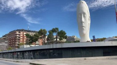 Sokak manzarası Madrid, İspanya 'daki şehir merkezi binalarını gösteriyor. İspanyol başkenti. Ünlü mimari ve şehir manzarası. Kentsel