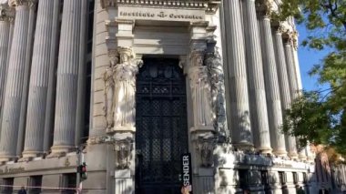 Sokak manzarası Madrid, İspanya 'daki şehir merkezi binalarını gösteriyor. İspanyol başkenti. Ünlü mimari ve şehir manzarası. Kentsel