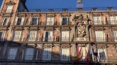 Sokak manzarası Madrid, İspanya 'daki şehir merkezi binalarını gösteriyor. İspanyol başkenti. Ünlü mimari ve şehir manzarası. Kentsel