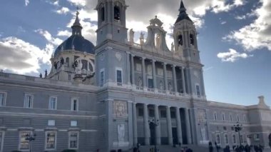İspanya 'nın Madrid merkezindeki Santa Mara la Real de la Almudena Katedrali. İspanyol başkenti. Ünlü mimari ve şehir manzarası. Dini yapı. 